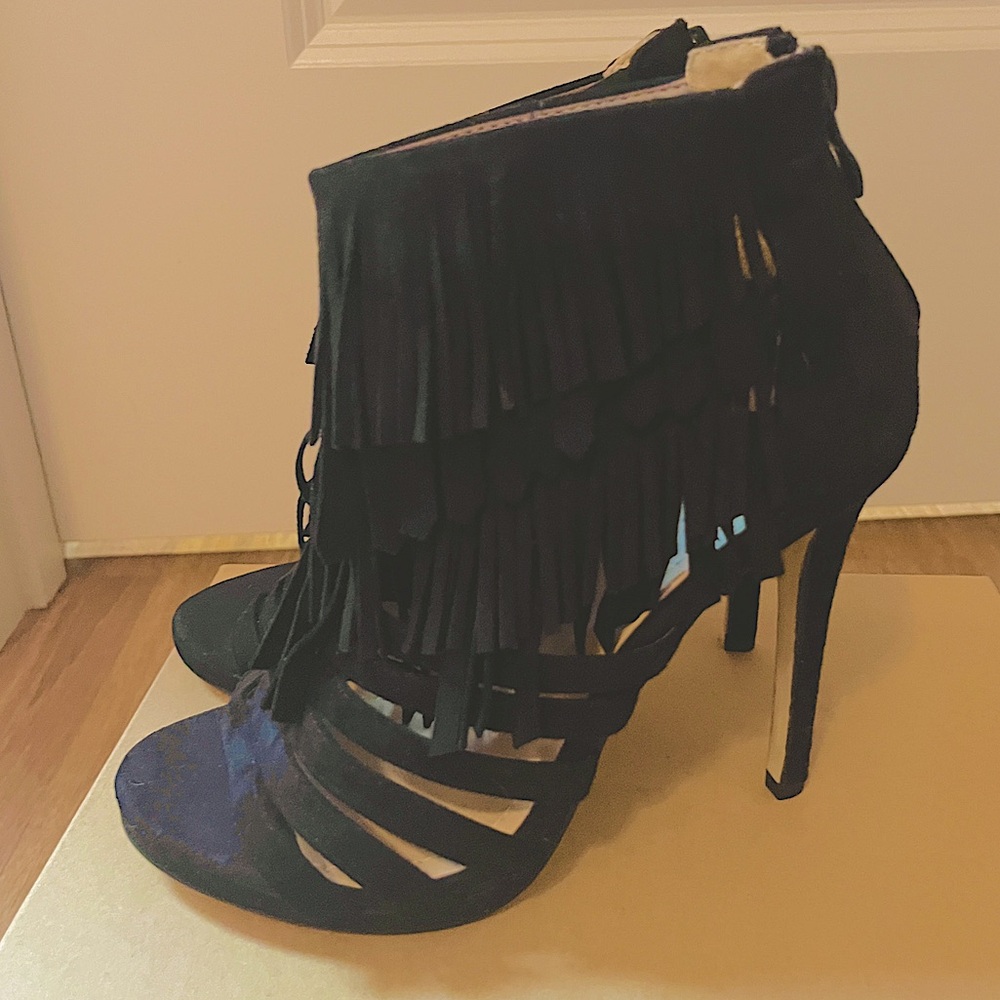 Via Giulia black heels with zipper back•size 7 1/2•4 inch heel •worn twice